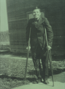 Milton Erickson avec ses béquilles - Biographie Milton Erickson - Milton Erickson