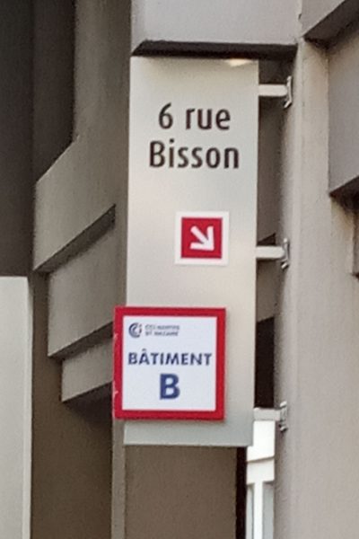 Entrée à droite après le panneau